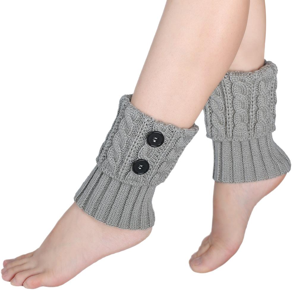 Dicke Wollsocken mit gedrehten Knöpfen für Zehenschoner und kurze Stiefelstulpen für winterliche Wärme