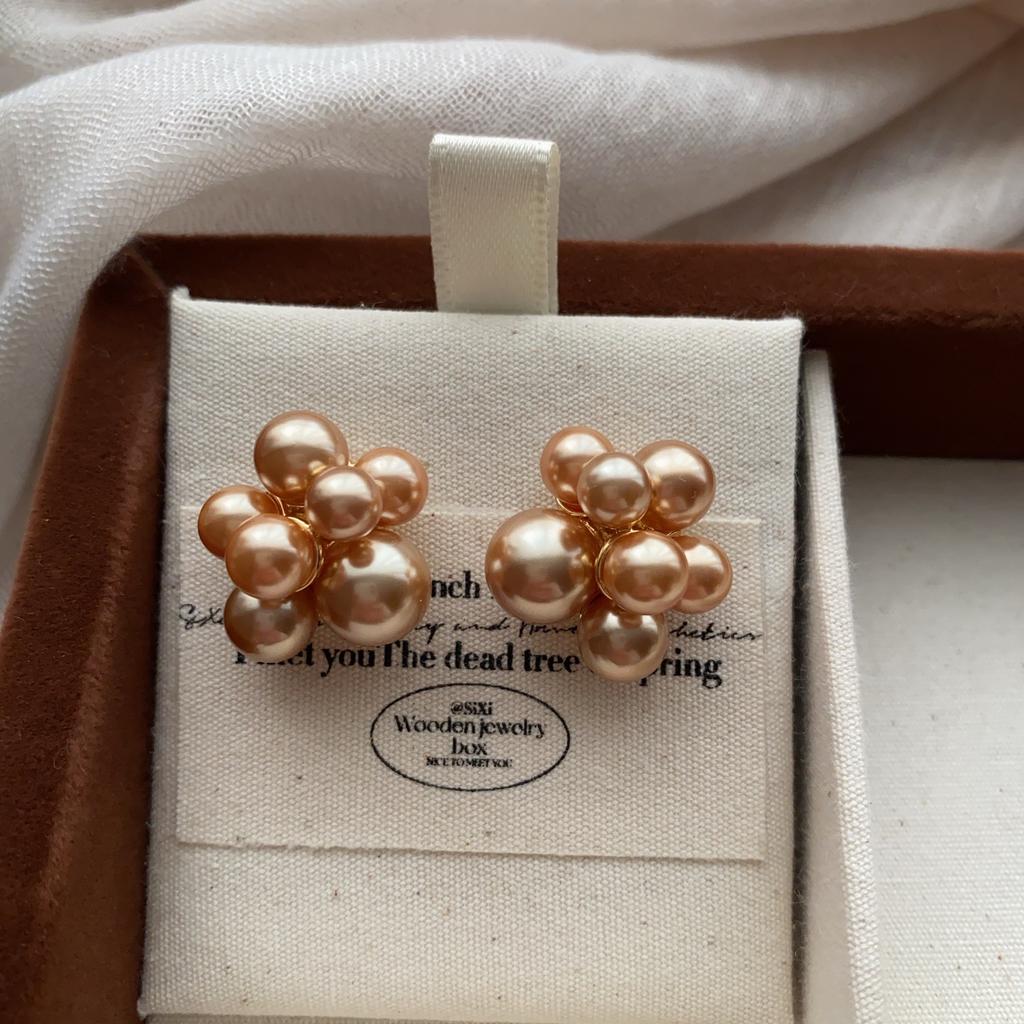 Three-dimensional full pearl flower stud earrings French retro light luxury high fashion temperament versatile elegant earrings