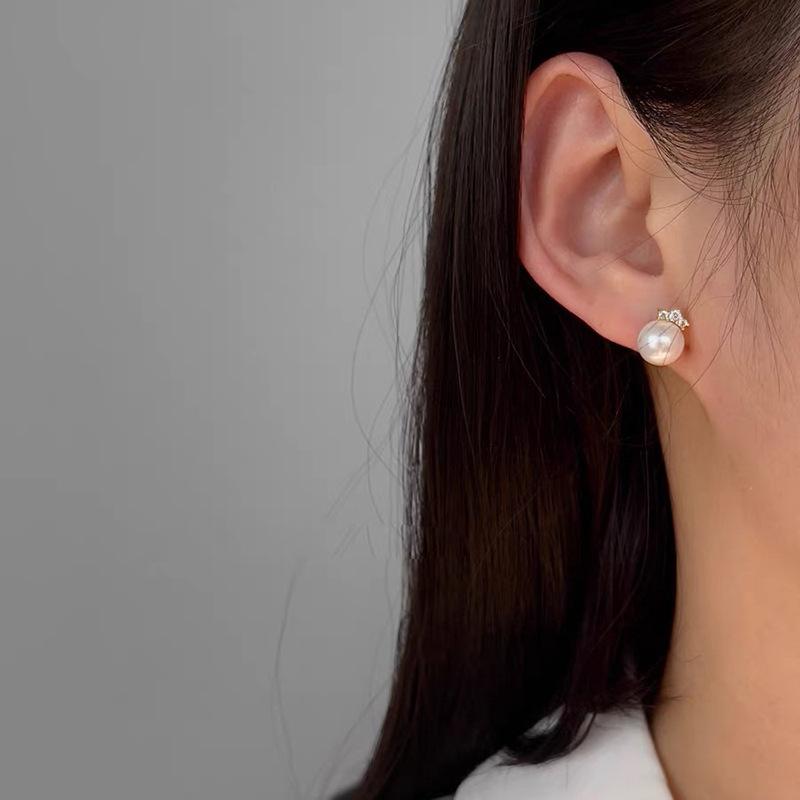 Simple and easy to match, niche, sweet pearl ear clips, no ear piercings, women's painless earrings, high-end earrings, small earlobes recommended.