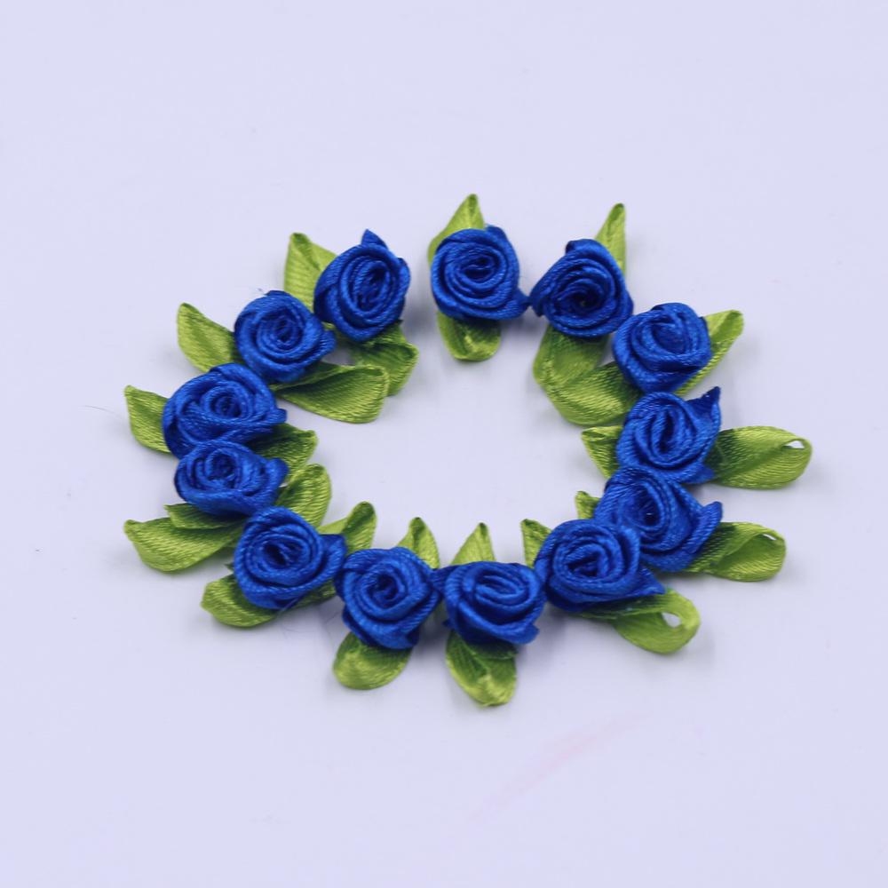 50 szt. Mini Satynowe Kwiatki ze Wstążki Jedwabna Główka Róży Wstążka DIY Ślubne Kokardy Aplikacje Rękodzieło Szycie Dodatki do Odzieży Dekoracje