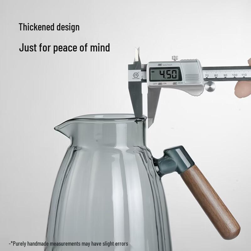 YIHUTEA Heat-Resistant Borosilicate Glass Pitcher with Spout Filter