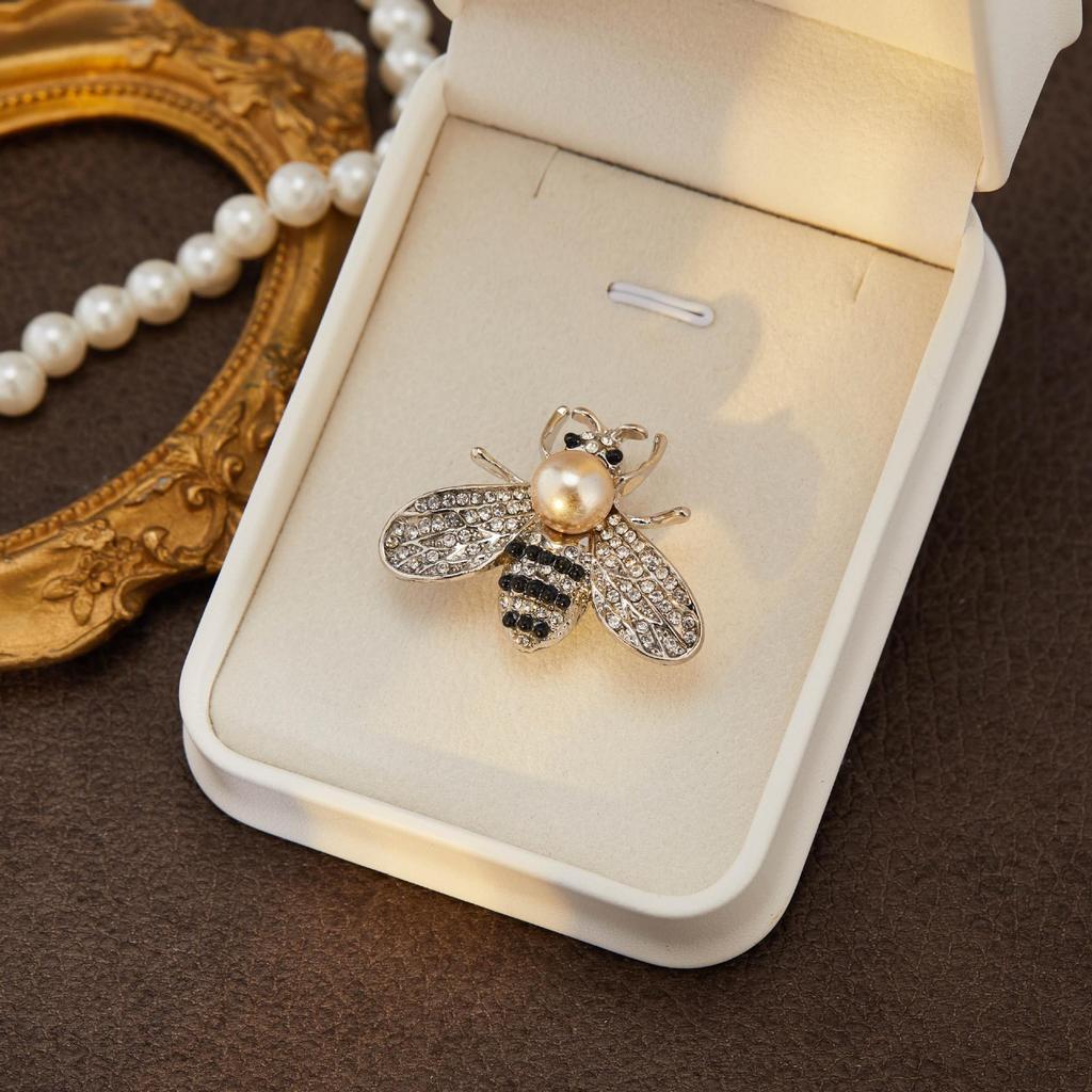 High-End Women's Bee Brooch: Korean Luxury Temperament Badge Pin for Versatile Clothing Accessories