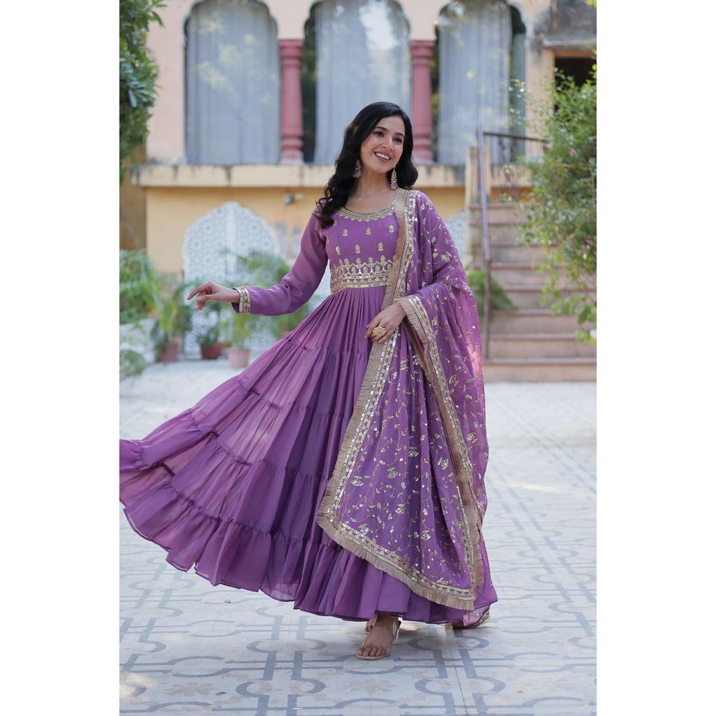 Pożądana damska suknia z pełnym dołem, wykonana z tkanin Star Georgette i designerska haftowana dupatta z atrakcyjnym koronkowym brzegiem, KOLOR:- 4