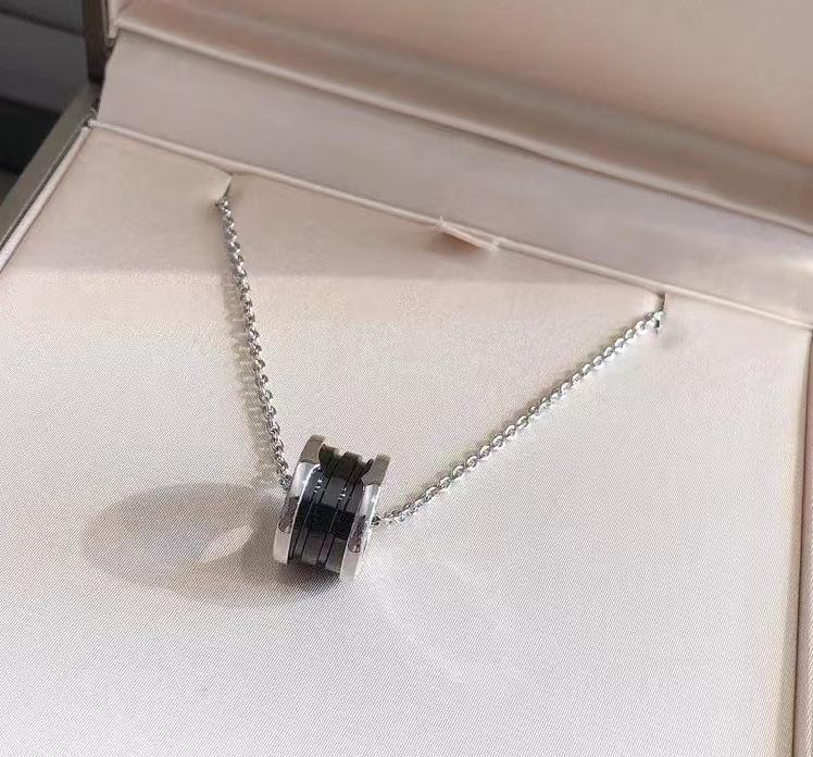 

Висококласне керамічне намисто Baojia - V-подібна форма з рожевого золота з червоним чоловічком 【Little Red Man Ceramic】Necklace