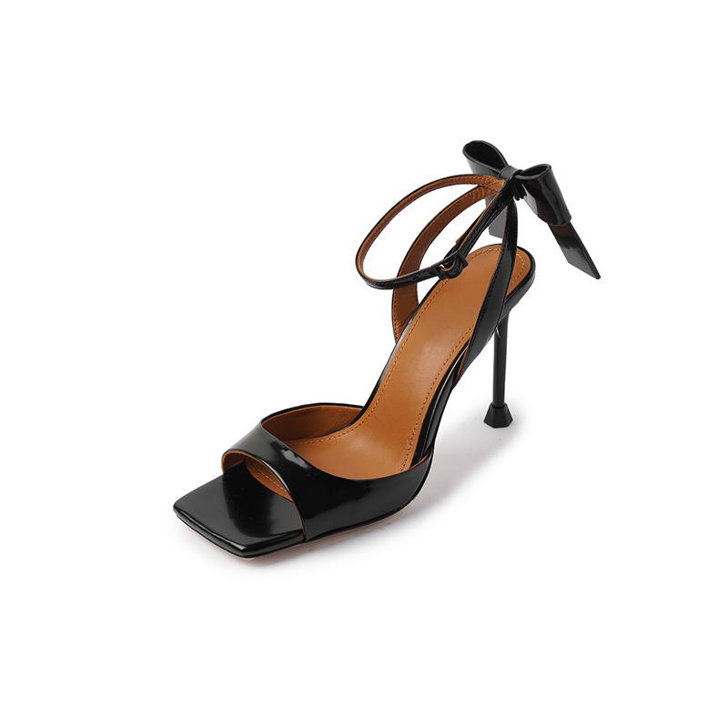 

Летние женские босоножки с открытым носком и бантом на шпильке