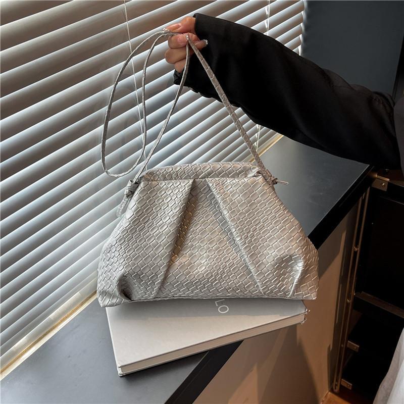 Stylish and simple cloud woven bag, women's high-end sense versatile solid color woven bag chain single shoulder underarm oblique span bag