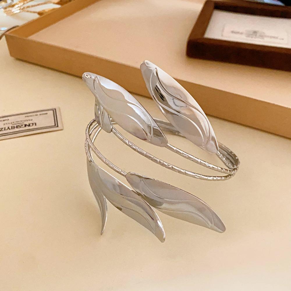 European and American Simple Bracelets, Arm Rings, Niche Cold Wind Temperament Bracelets, High-end Sense and Versatile Jewelry.