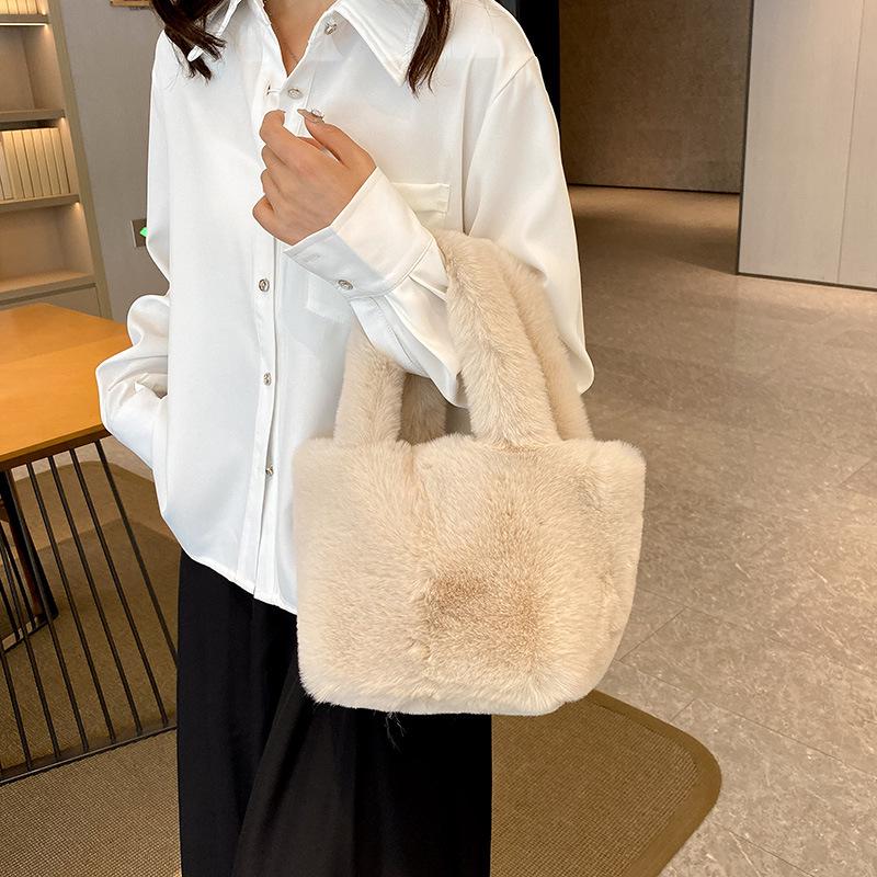 Elegant Plush Women's Handbag: Trendy, Fashionable, Versatile Autumn/Winter Bucket Bag