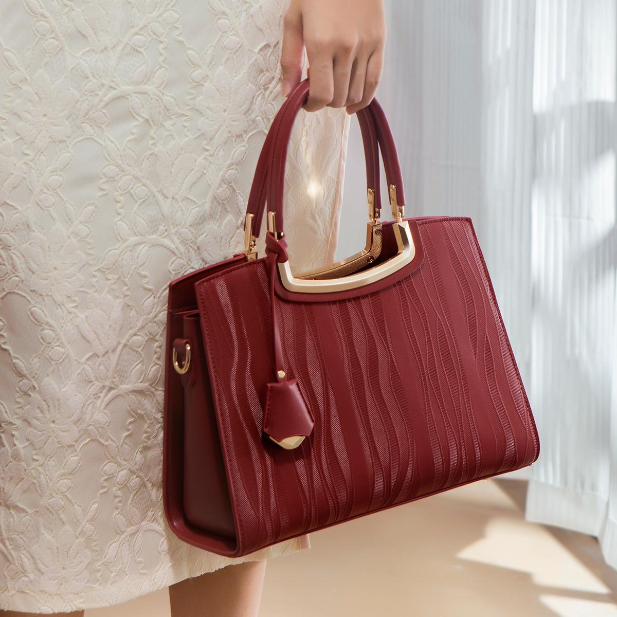 

Middle-aged women s mother s bag, elegant handbag for weddings, high-end large-capacity red bag for mother-in-law at the wedding Default красный