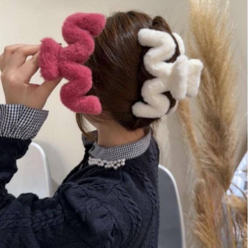 Oversized Plush Hair Clip Women Autumn Winter Wavy Hair Shark Clip Elegant Hair Accessories