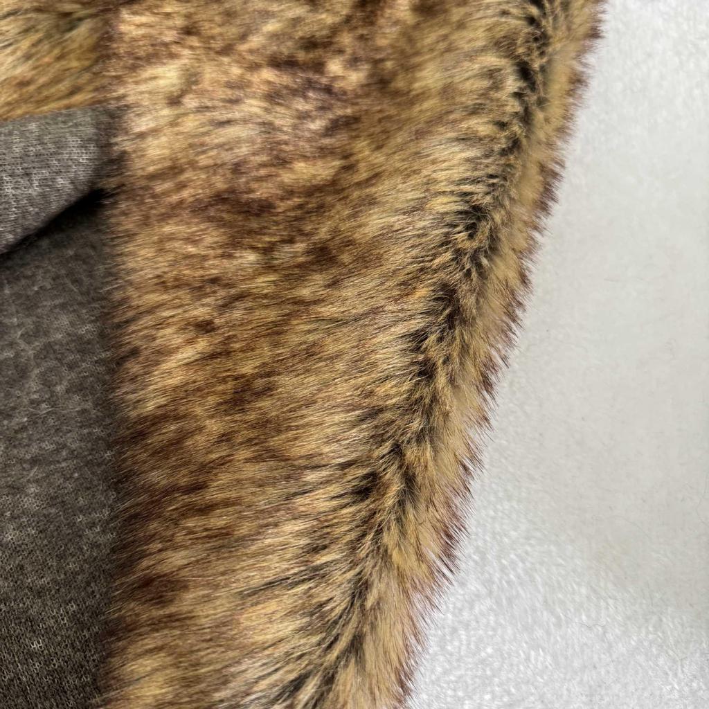 Tessuto Imitazione Pelliccia di Lupo Tricolore: 700g/m², Pelo da 25mm per Cappelli, Giocattoli, Scarpe, Borse, Abbigliamento, Artigianato