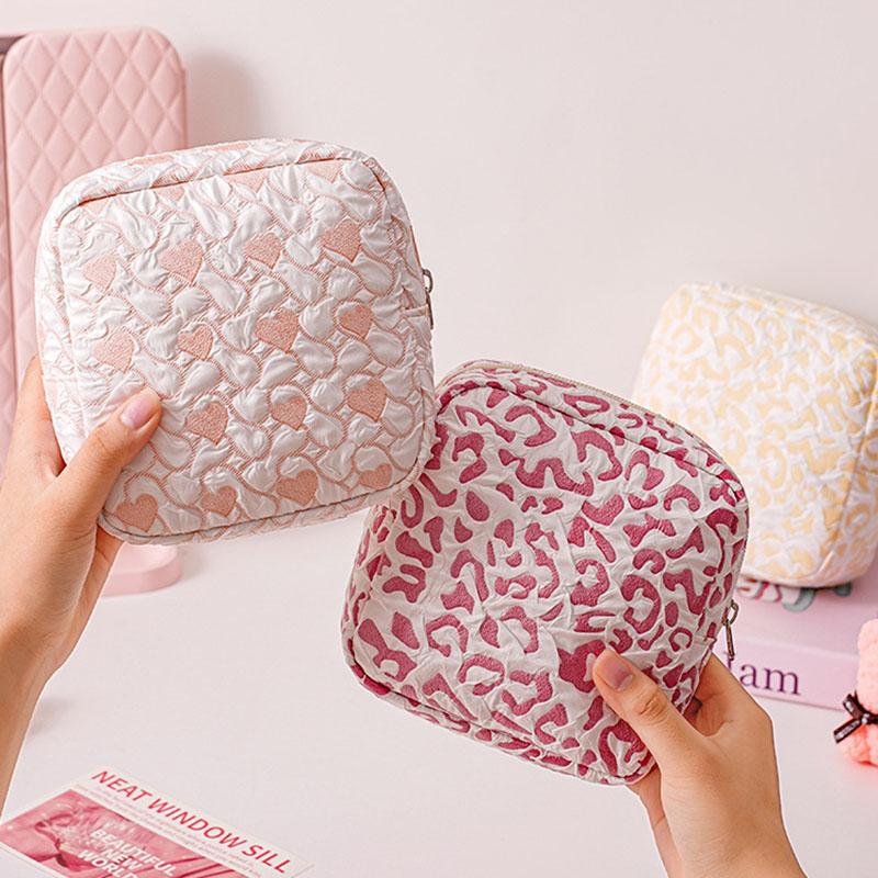 Heart Pattern Sanitary Pads Bag Large Zipper Heart Style Cosmetic Makeup Bag Cute Portable Lipstick Makeup Case Organizer Bags