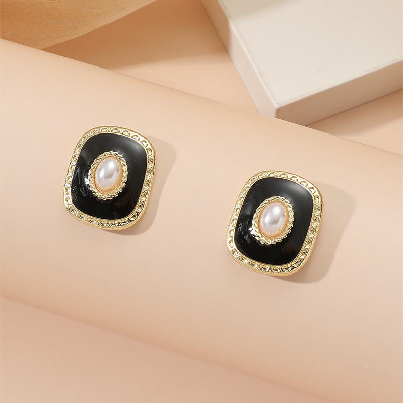 European American Trendy Square Geometric Pearl Earrings with High-End Oil Dropping Design