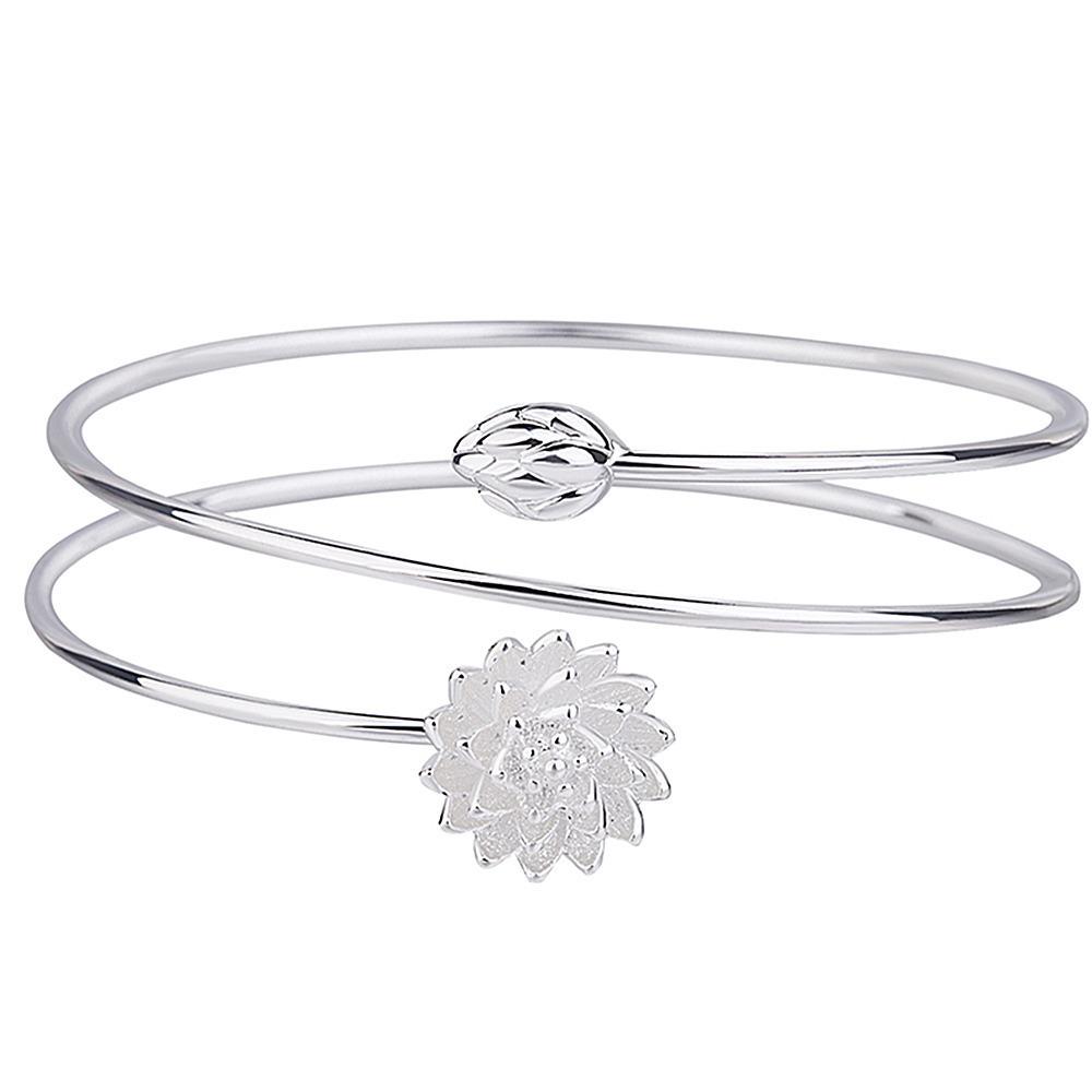 

Рука дівчини з браслетом із лотосом дарує подрузі круглий срібний браслет із тонким кільцем із кількома кільцями, подарунок модних ювелірних виробів