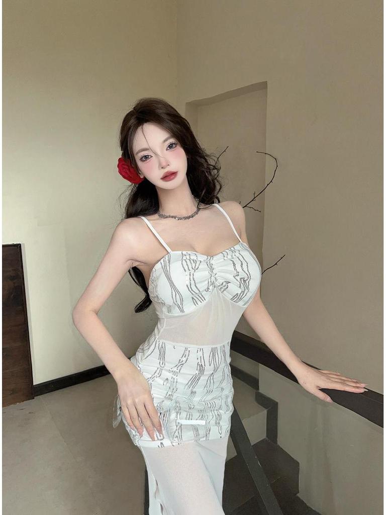 Seksowna sukienka bodycon z siateczki na cienkich ramiączkach - Półprzezroczysta, z wycięciem w talii