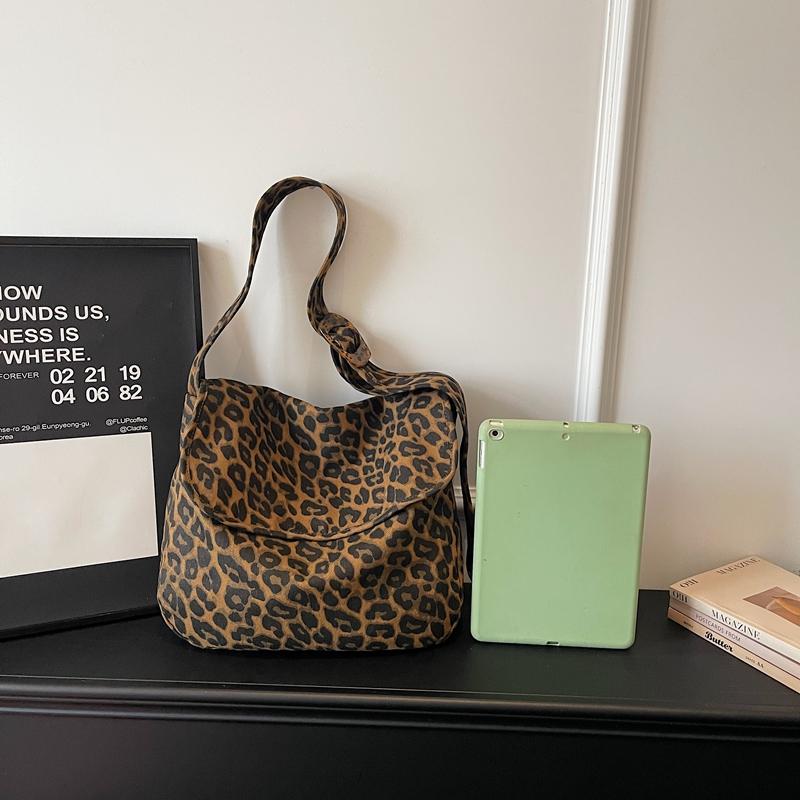 Leopard Print Shoulder Bag Women's Crossbody Bag Large Capacity Tote Bag Commuter Underarm Bag