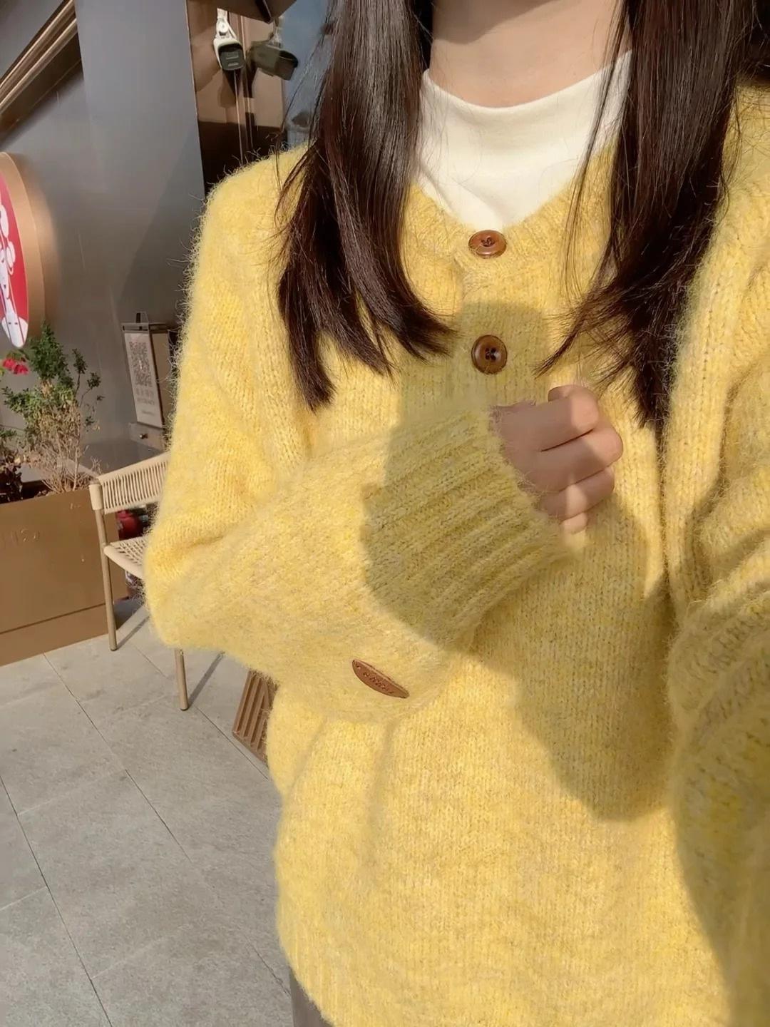 

Макарон Утолщенный Свитер Женский Ретро Осень и Зима Ленивый Стиль Воротник-стойка Пуловер Пуговицы Длинный Рукав Вязаный Топ L жёлтый