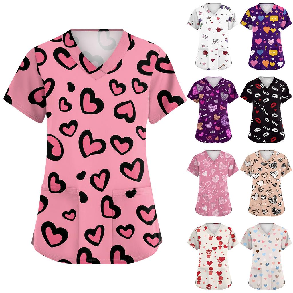 Modisches Damen-Arbeitsoberteil mit V-Ausschnitt und kurzen Ärmeln, Seitenschlitzen, Taschen und verziert mit Valentinstag-Herzelementen und Herzprints.