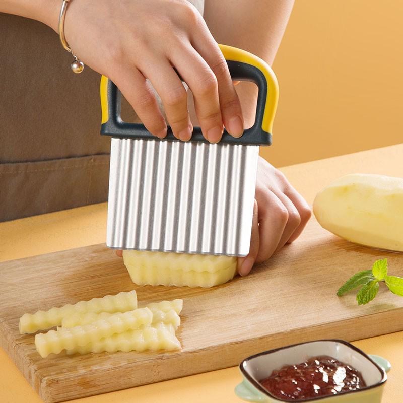 Wavy Potato Knife – Wolf Tooth Pattern Corrugated Slicer for Fancy Cuts and Multifunctional Use