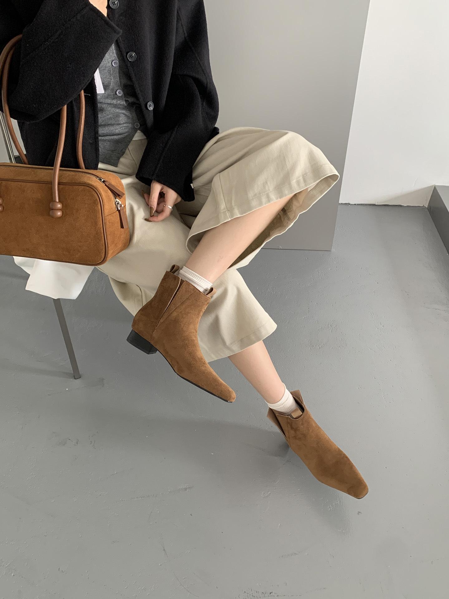 

Flat bottom pointed short boots women s 2025 new spring and autumn single boots matte low heel thin boots retro Chelsea boots 39