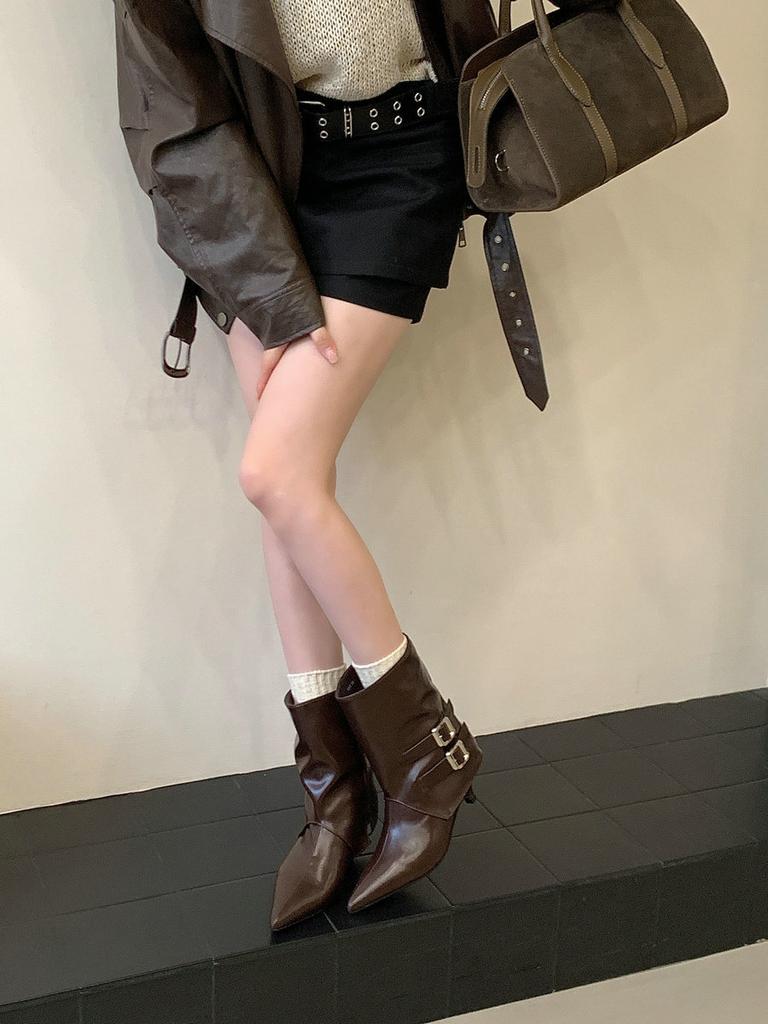 Spetsiga högklackade bruna små korta stövletter damskor 2025 nya vår- och höst enkelstövlar retro bältesspänne mellanhöga byxstövlar