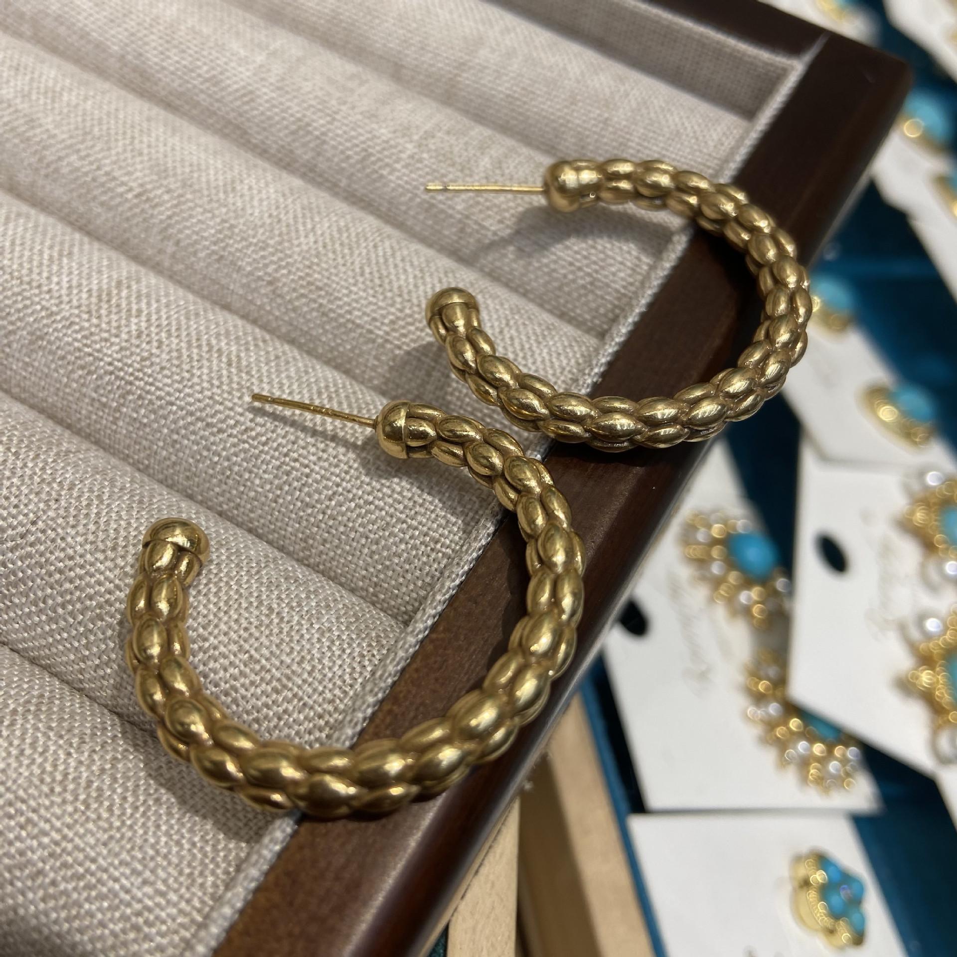 

Золотые серьги в форме буквы С, модный трехмерный узор в виде витых линий, металлические серьги в виде холодного ветра, ювелирные изделия