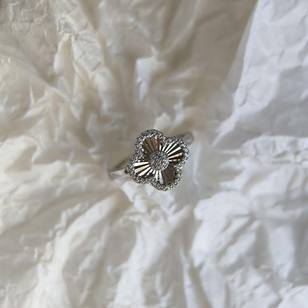 Серебряное кольцо с фианитами, вес изделия 4,94 гр (2182610)