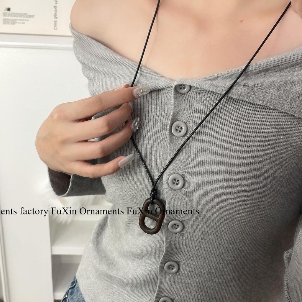 Ebony Pig Nose Pendant Sweater Necklace – Elegant and Versatile Women's Accessory