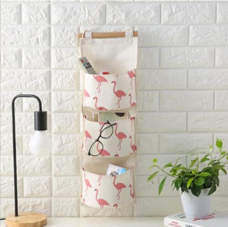 

Водонепроницаемая настенная сумка для хранения из хлопка и льна с тремя карманами и дизайном в виде ветки дерева Three-Pocket Hanging Bag