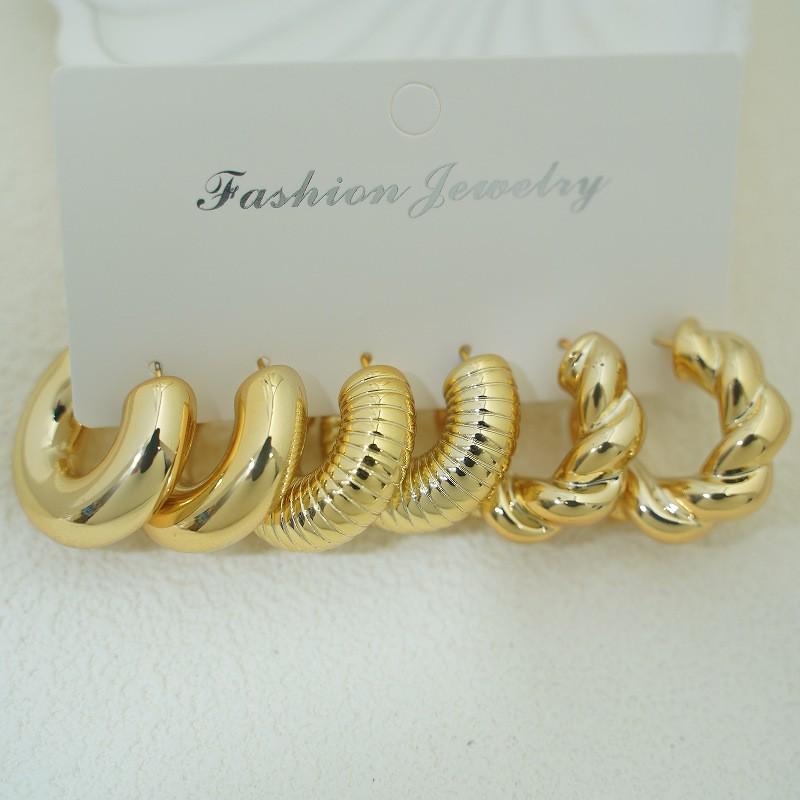 High-End Tassel C Stud Earrings: Retro, Simple, and Bold Design.