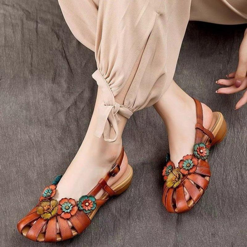Mode 2024 Sommer Neue Leder Sandalen Frauen Niedrigen Ferse Baotou Blume Nationalen Wind Bequeme Sandalen Casual Schuhe