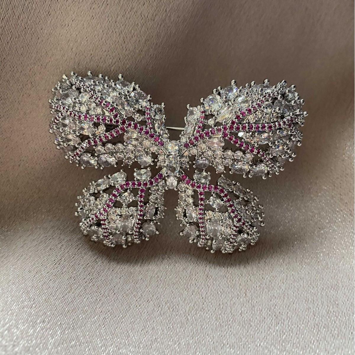 

2023 Luxury Grape Purple Butterfly Brooch - Elegant High-End Accessory білий