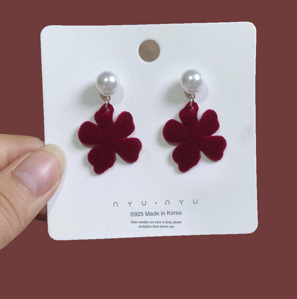 Lange rote Samtohrringe für Damen zum Neujahr 2025 – stilvolle, vielseitige Accessoires für Verlobungen, Hochzeiten und festliche Anlässe.