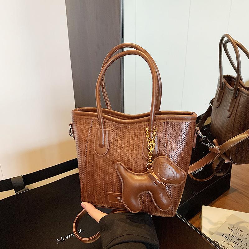 

Fashion and leisure personalized bucket bag autumn and winter new texture bag 2025 simple women s shoulder messenger bag Without pendant коричневый