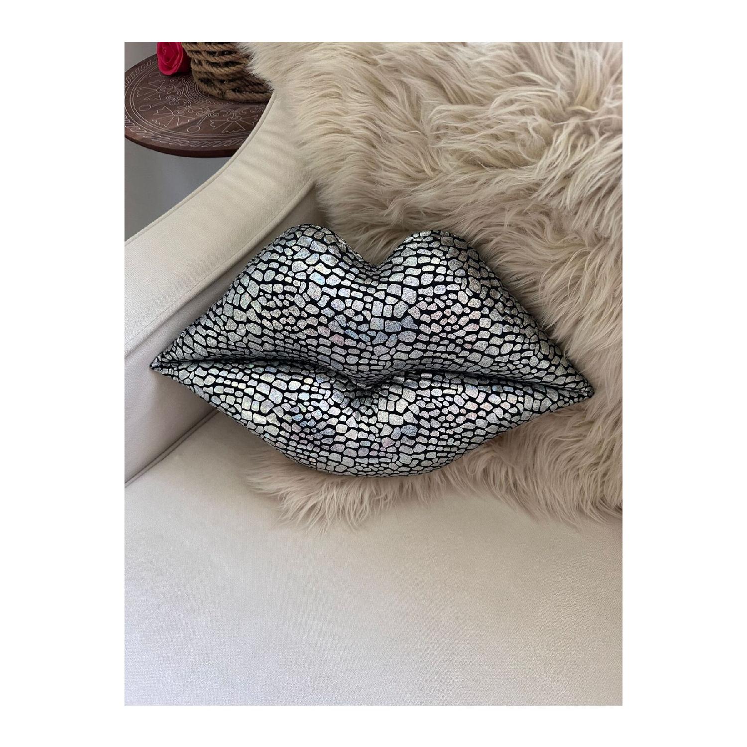 

Подушка для губ с каменным узором