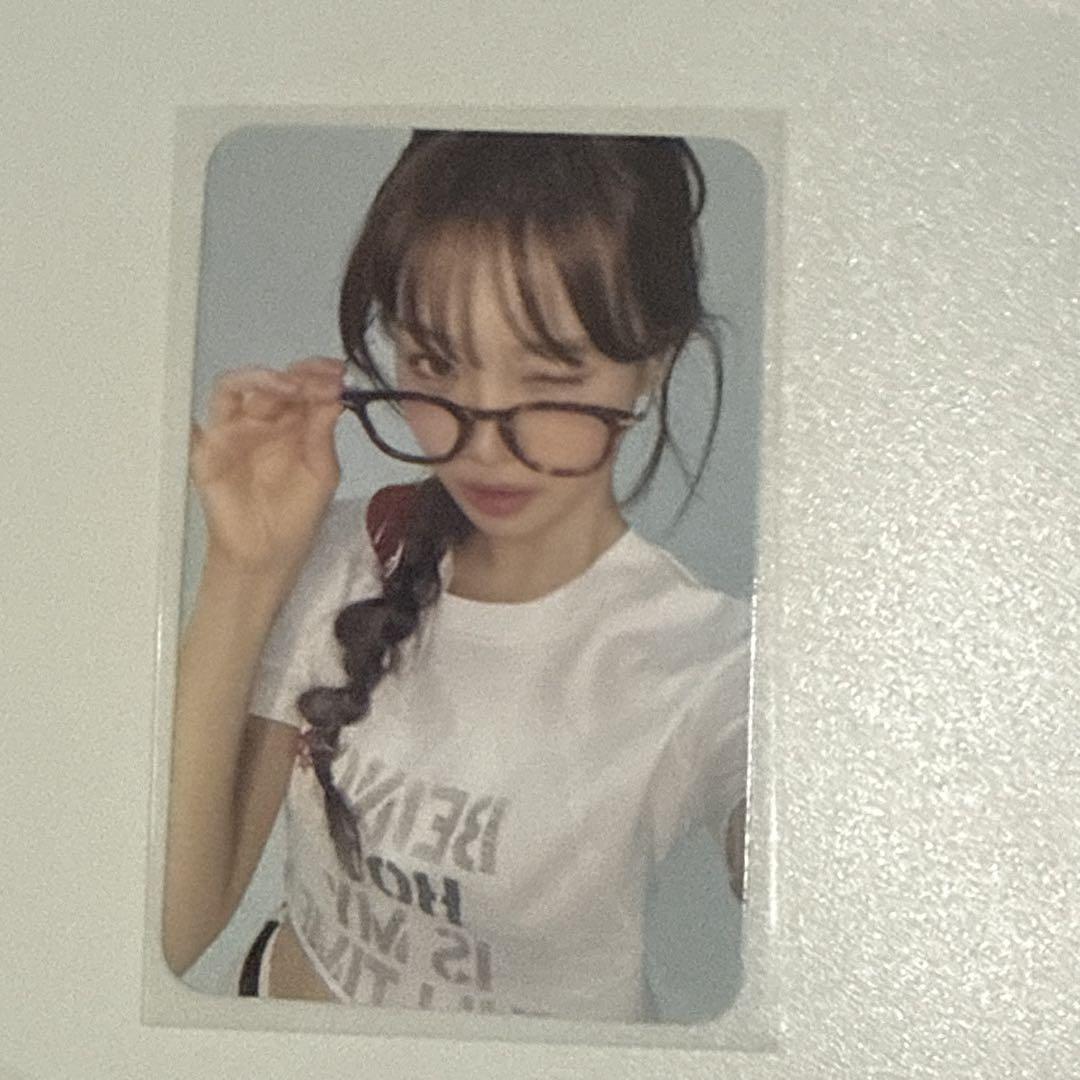 

[Б/У] LESSERAFIM Чевон HOT Карта для торговли Lucky Drop от Soundwave