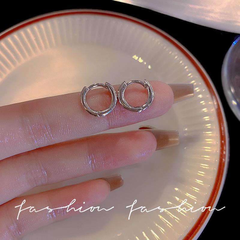Minimalist and elegant, light luxury, high-end geometric earrings for women, popular vintage style ear accessories