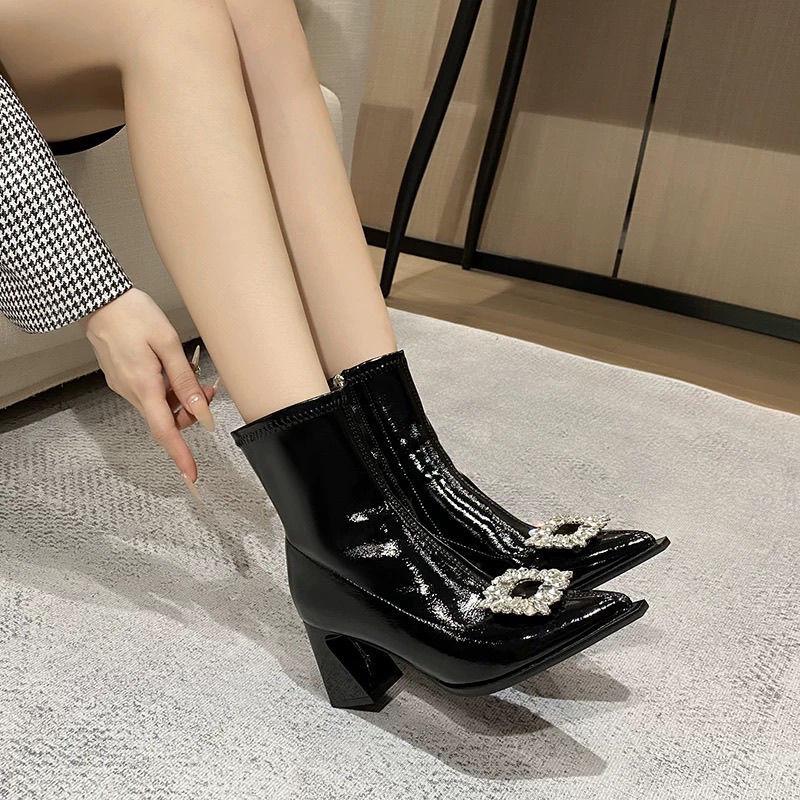 

Женские осенне-зимние сапоги 2025 из лакированной кожи с острым носком до середины икры, боковая молния, высокий устойчивый каблук, эластичная вставка для стройности. 37