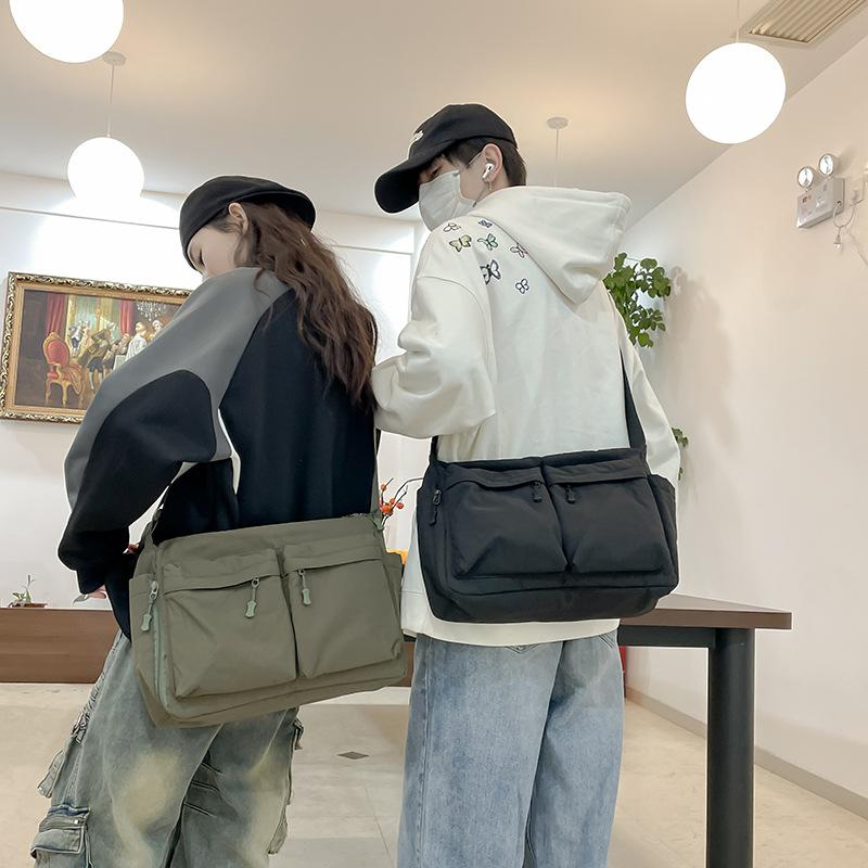 New men's and women's niche design casual messenger bag 2025 spring foreign-style large-capacity shoulder bag simple tote bag