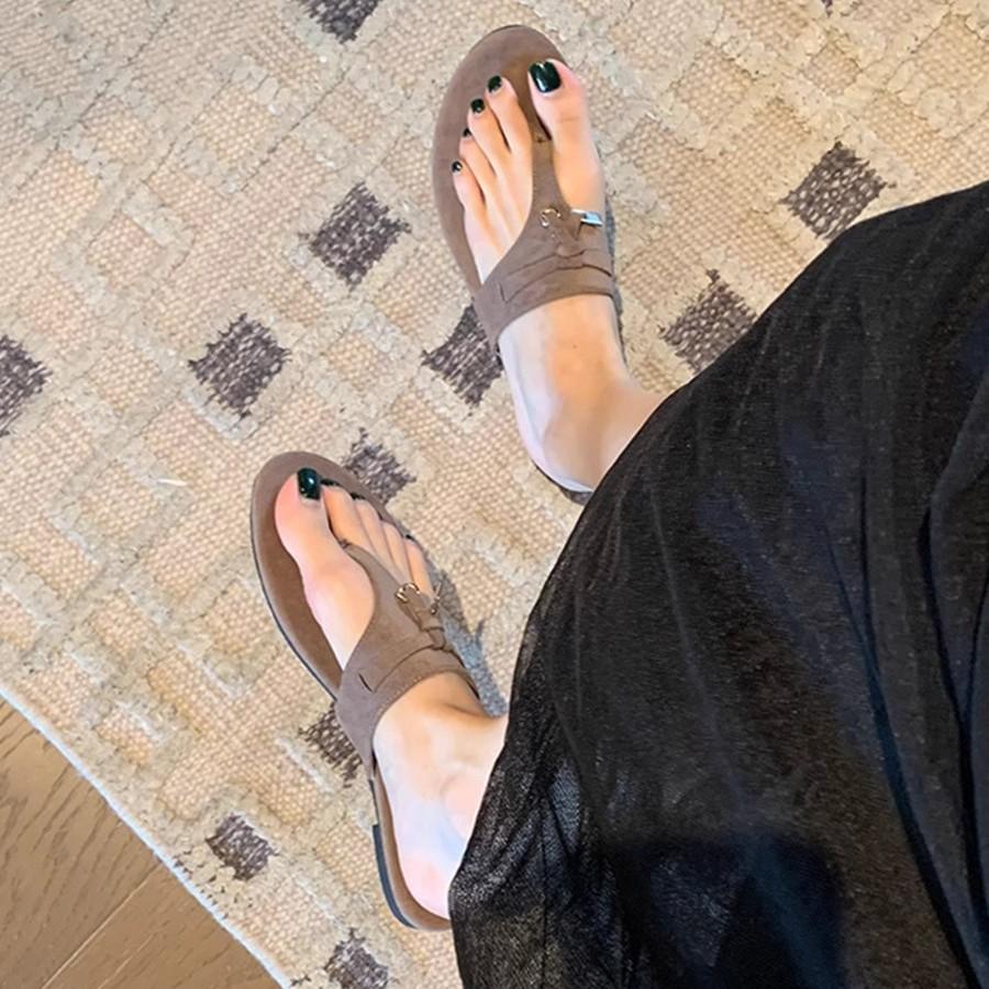 Lammfell! Flip-Flops sind dieses Jahr beliebt und können mit weichen Sohlen draußen getragen werden.