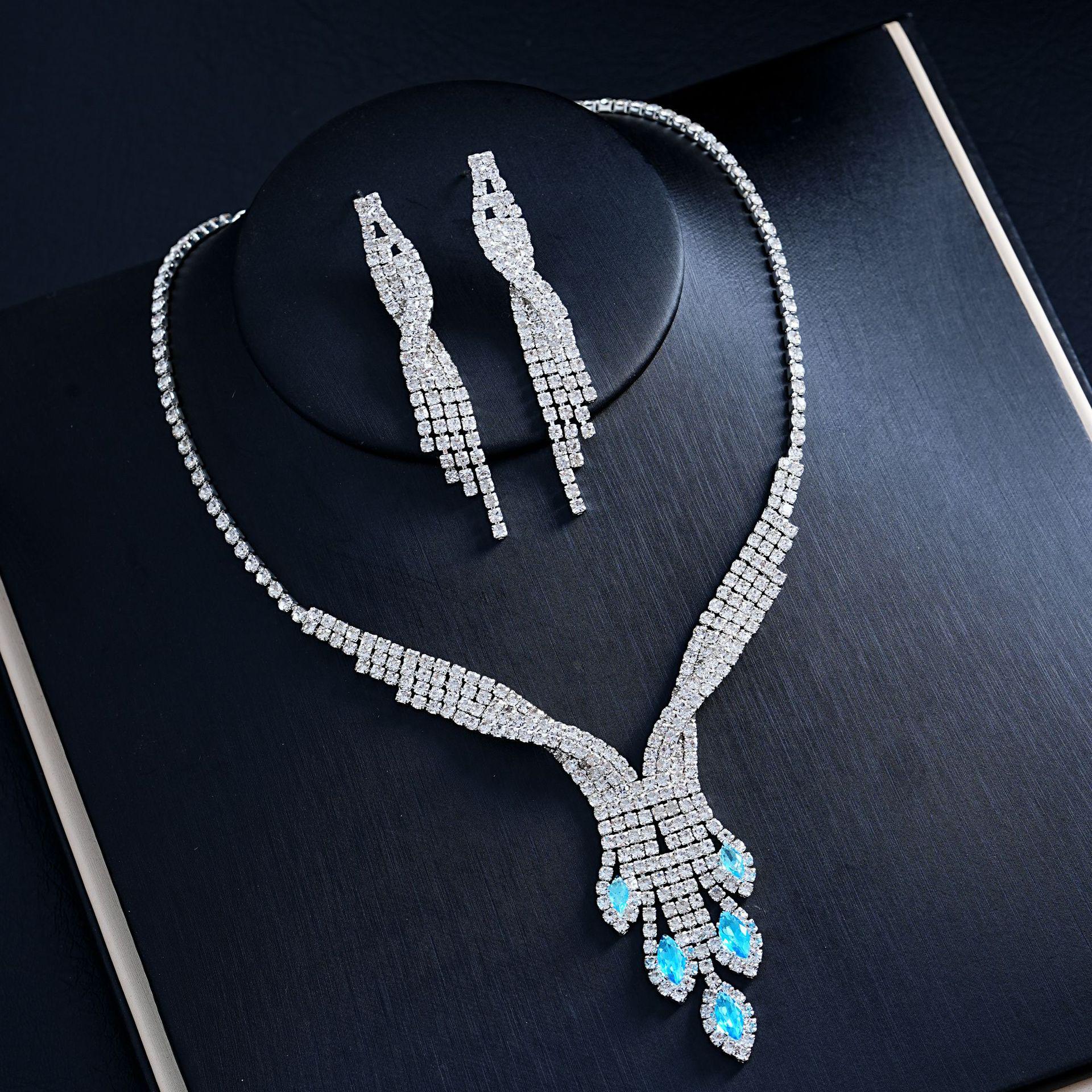 

European & American Bridal Rhinestone Water Drop Clavicle Necklace Set - Two-Piece світло-синій колір