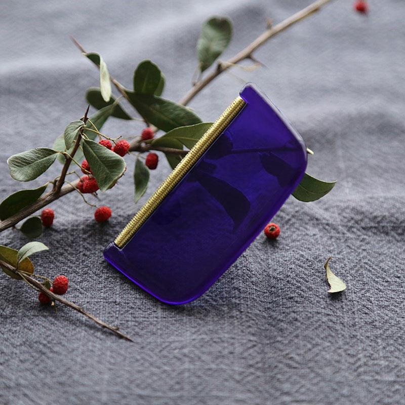 A Device for Removing Lint From Clothes