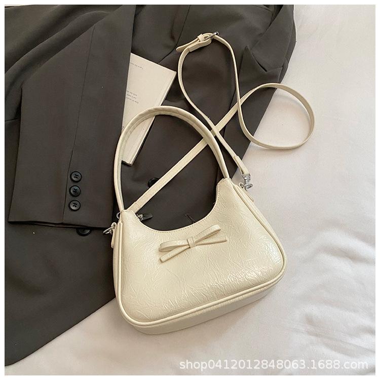 

Трендовая женская сумка 2025 лето новая универсальная в иностранном стиле сумка-подмышка с высоким чувством моды простая通勤 мессенджер