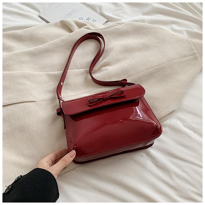 

Красные сумки через плечо из лакированной кожи для женщин, новая мода, маленькая квадратная сумка с сплошным бантом, простые кошельки на одно плечо для поездок на работу (20cm<Max Length<30cm)