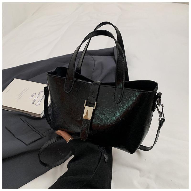 Today's popular bags are women's new simple and versatile textured messenger bags, commuter portable bucket bags.