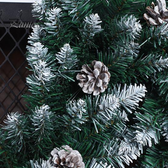 Realistisches weihnachtliches grünes Rattan, besprüht mit weißer Spitze, dicht, schafft Atmosphäre, Dekoration für den Weihnachtsbaum