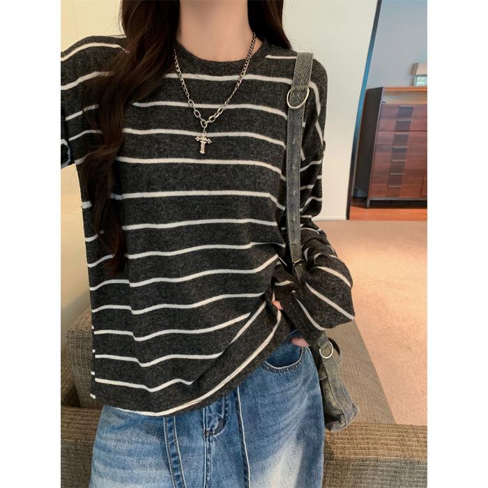 Korean version of chic contrasting striped long-sleeved T-shirt for women's autumn and winter lazy wind loose-feeling polished bottoming shirt