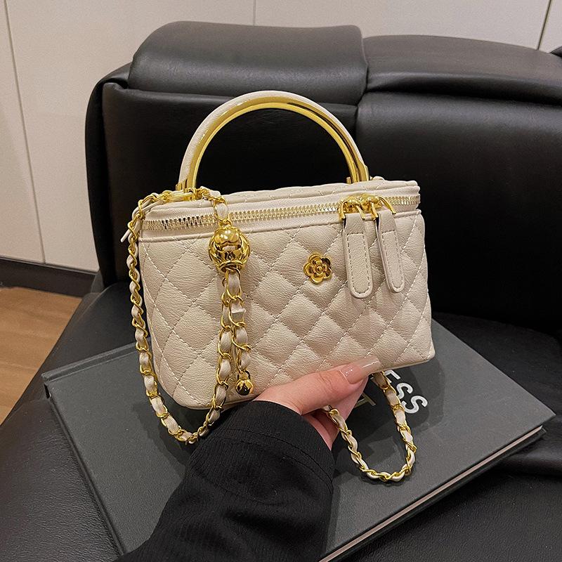 

Роскошная сумка-тоут с цепочкой Argyle Crossbody — коллекция Весна 2025 хаки