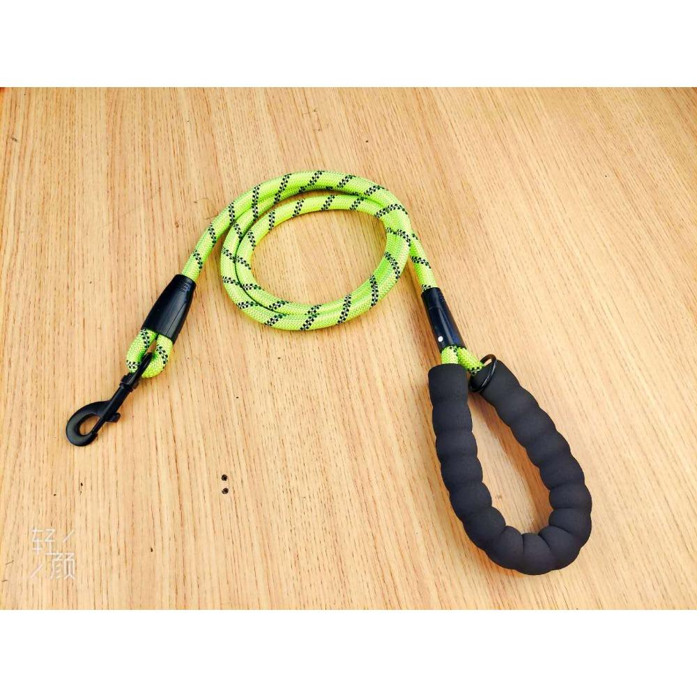 

Pet leash Outdoor walking dog round leash dog leash dog reflective large dog spring hook explosion-proof rushing dog leash 150 * 1.2CM ordinary