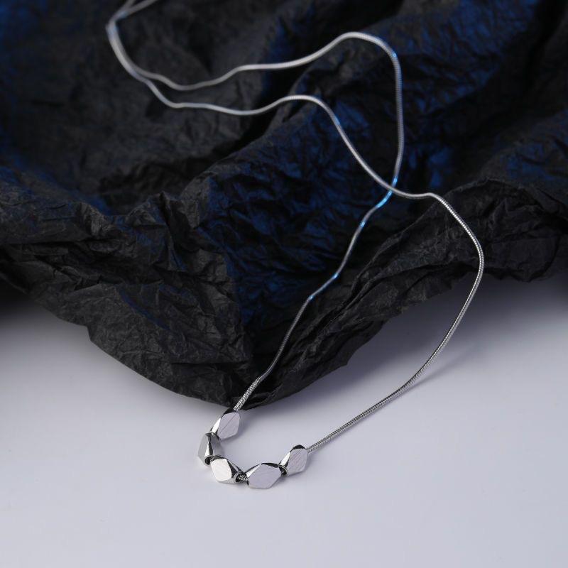 

Internet celebrities with the same gold female irregular sugar cube titanium steel necklace light luxury fashion does not fade temperament square tide